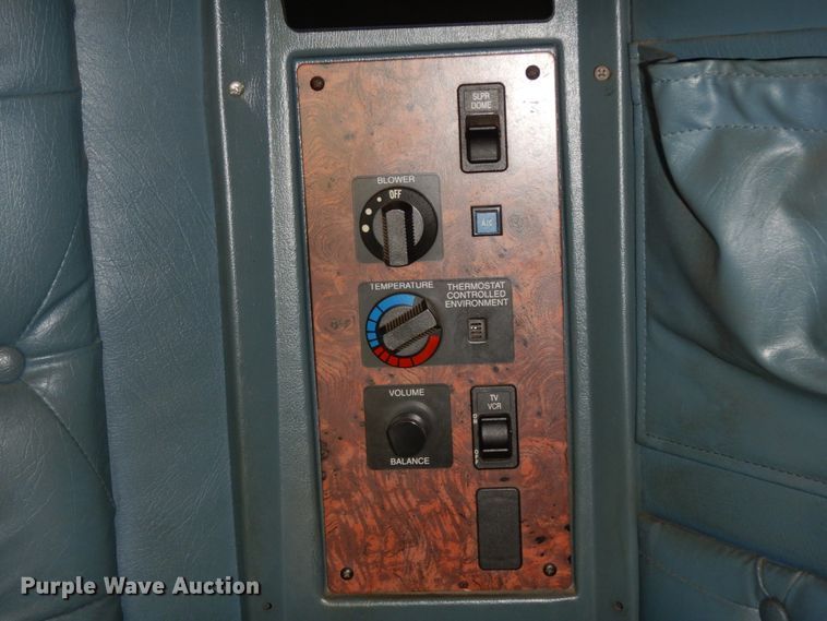 image for item DJ8197 2002 International 9200i  semi truck