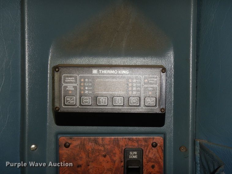 image for item DJ8197 2002 International 9200i  semi truck