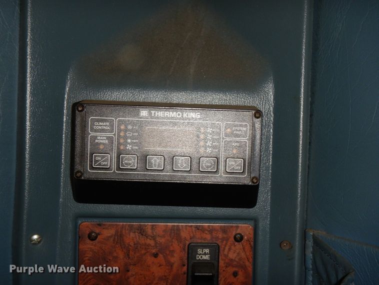 image for item DJ8197 2002 International 9200i  semi truck