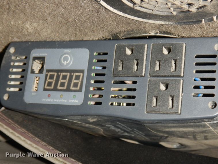 image for item DJ8197 2002 International 9200i  semi truck