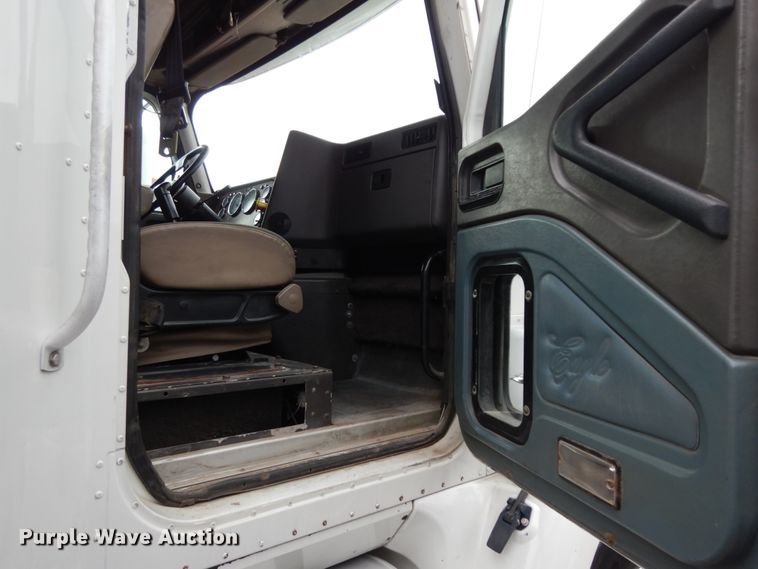 image for item DJ8197 2002 International 9200i  semi truck