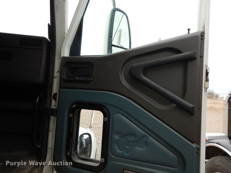 image for item DJ8197 2002 International 9200i  semi truck