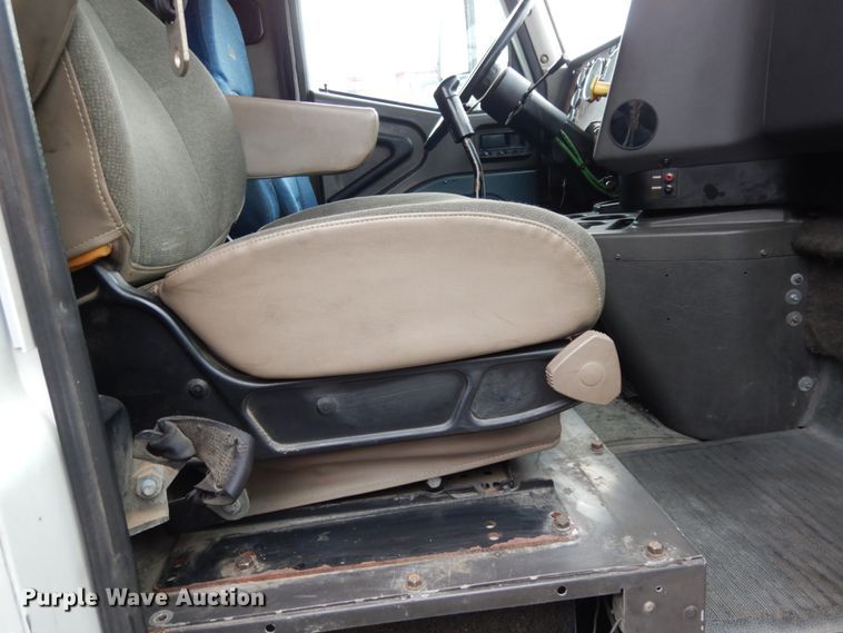 image for item DJ8197 2002 International 9200i  semi truck