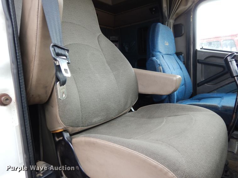 image for item DJ8197 2002 International 9200i  semi truck