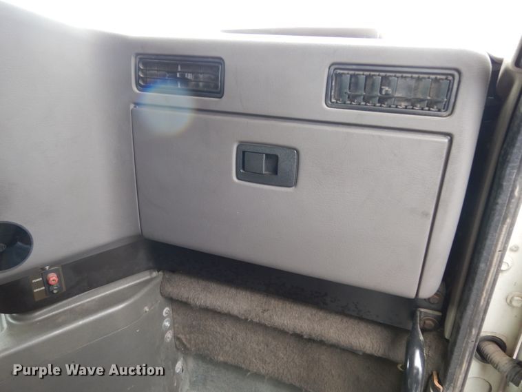 image for item DJ8197 2002 International 9200i  semi truck