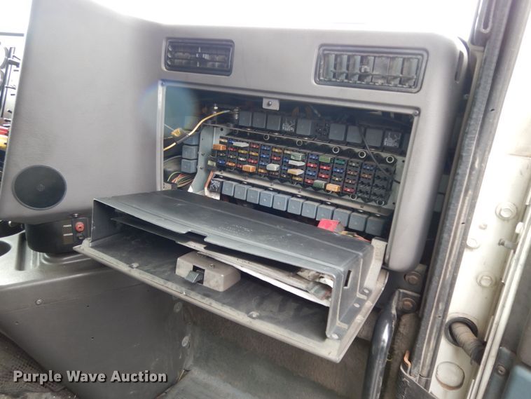 image for item DJ8197 2002 International 9200i  semi truck