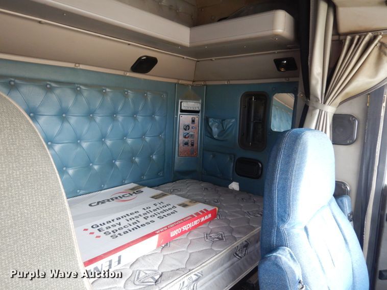 image for item DJ8197 2002 International 9200i  semi truck