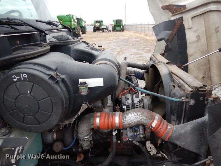 image for item DJ8197 2002 International 9200i  semi truck