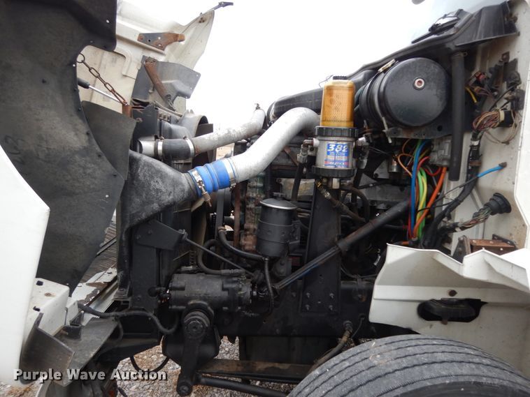 image for item DJ8197 2002 International 9200i  semi truck