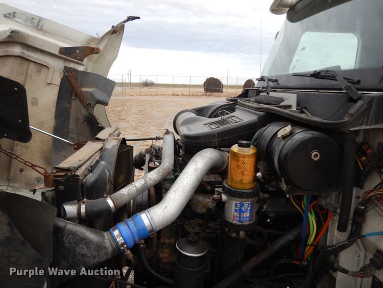 image for item DJ8197 2002 International 9200i  semi truck