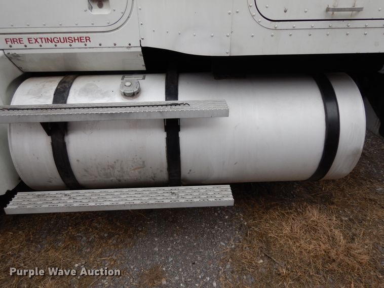 image for item DJ8197 2002 International 9200i  semi truck