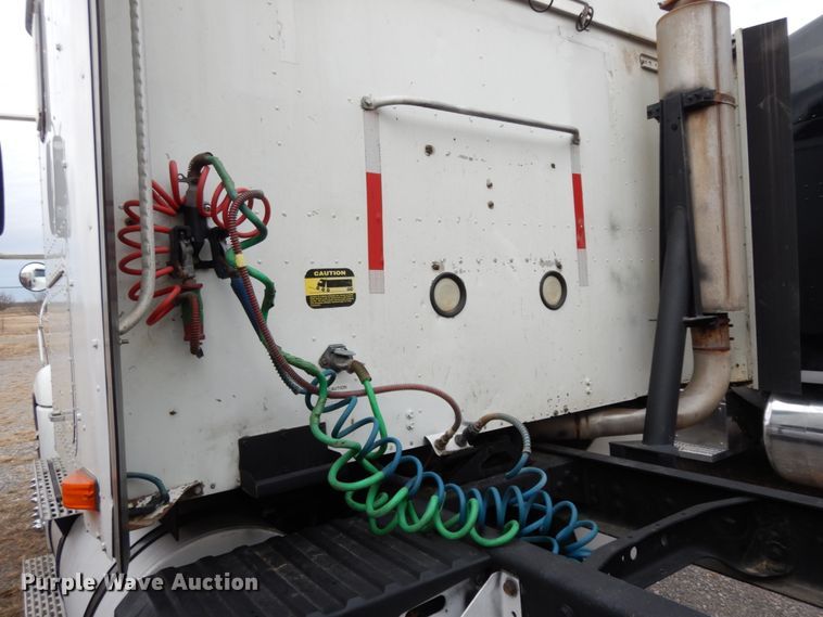 image for item DJ8197 2002 International 9200i  semi truck