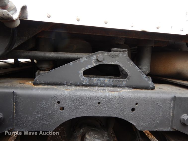 image for item DJ8197 2002 International 9200i  semi truck