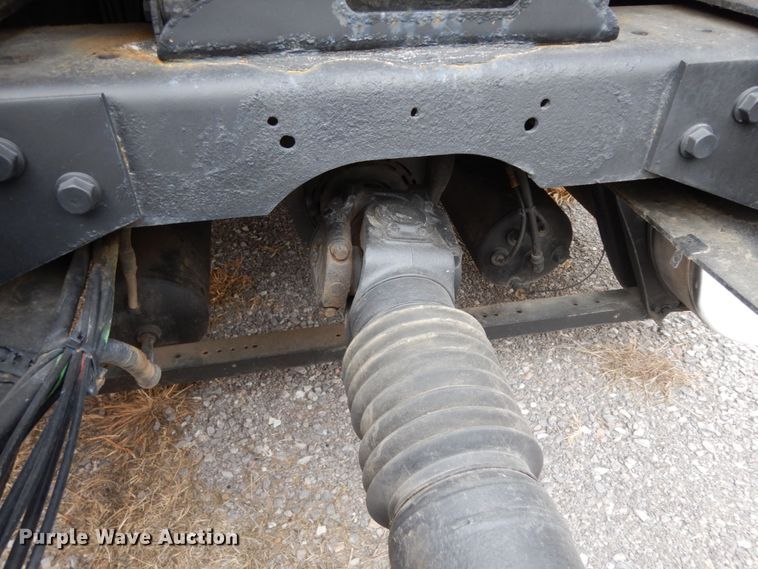 image for item DJ8197 2002 International 9200i  semi truck