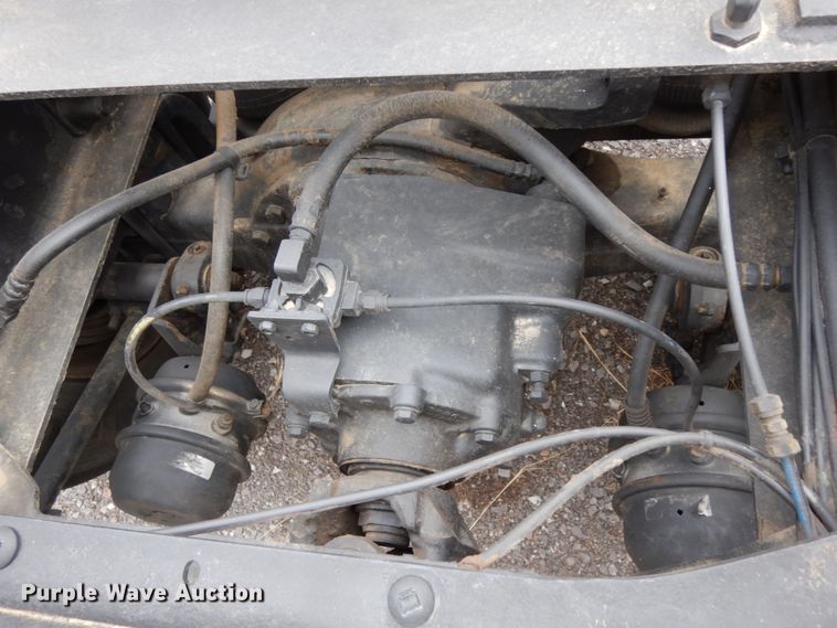 image for item DJ8197 2002 International 9200i  semi truck