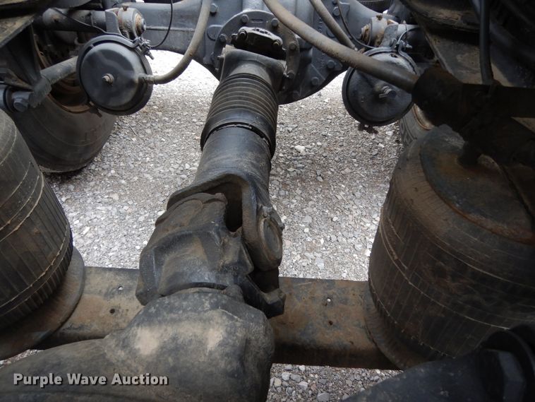 image for item DJ8197 2002 International 9200i  semi truck