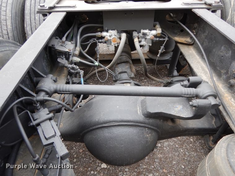 image for item DJ8197 2002 International 9200i  semi truck