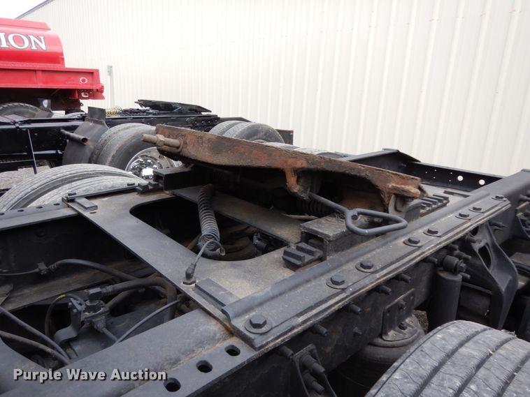 image for item DJ8197 2002 International 9200i  semi truck