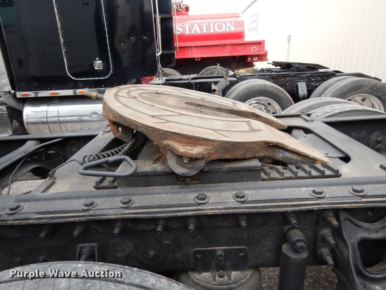 image for item DJ8197 2002 International 9200i  semi truck