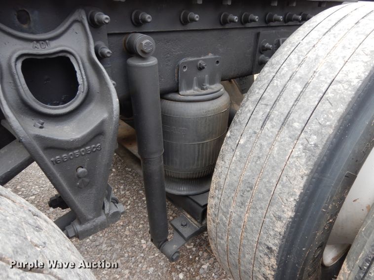 image for item DJ8197 2002 International 9200i  semi truck