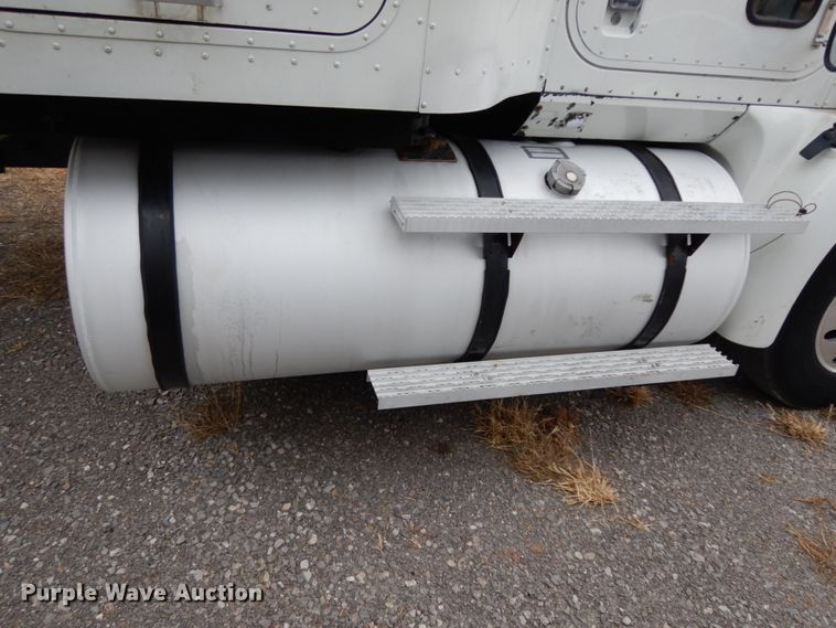 image for item DJ8197 2002 International 9200i  semi truck