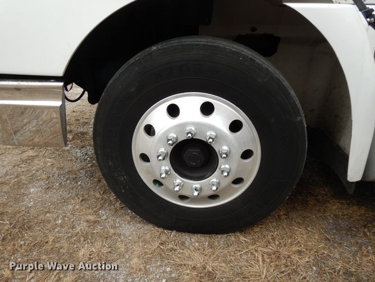 image for item DJ8197 2002 International 9200i  semi truck