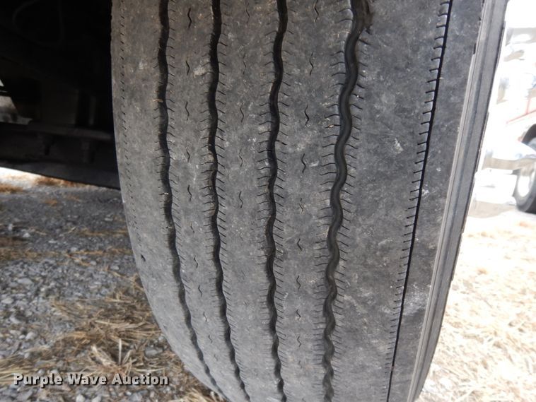 image for item DJ8197 2002 International 9200i  semi truck