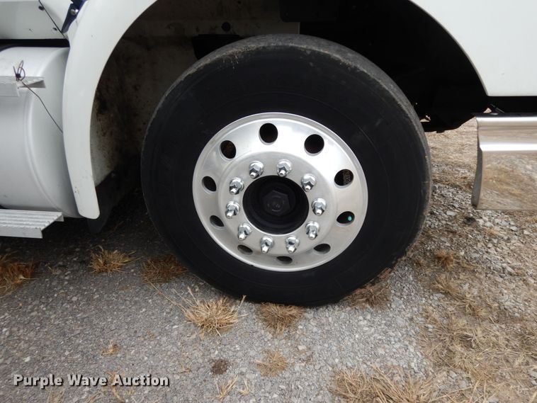 image for item DJ8197 2002 International 9200i  semi truck