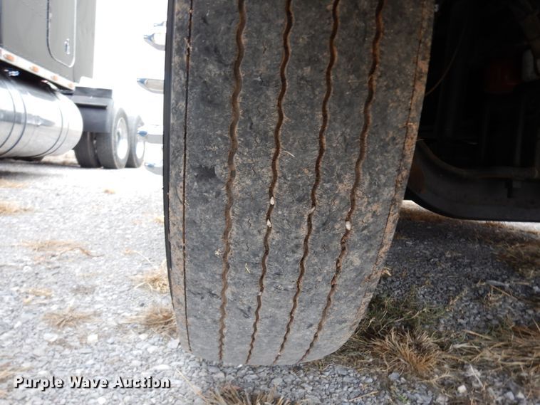 image for item DJ8197 2002 International 9200i  semi truck