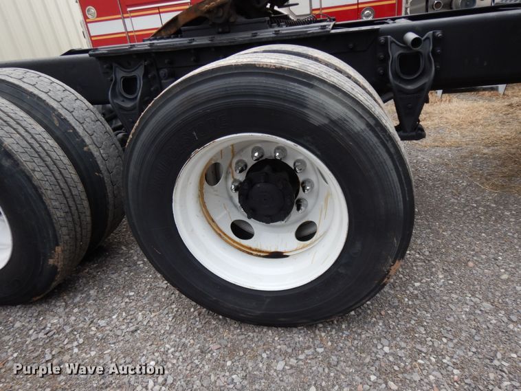 image for item DJ8197 2002 International 9200i  semi truck