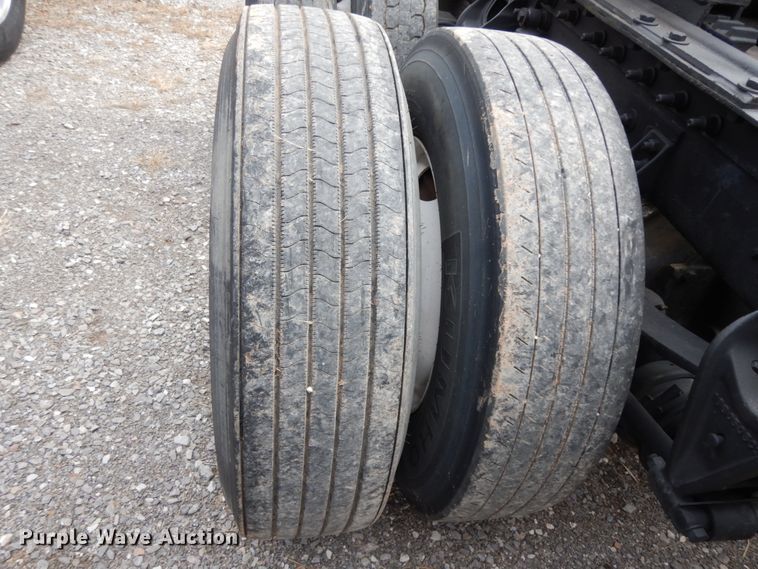 image for item DJ8197 2002 International 9200i  semi truck