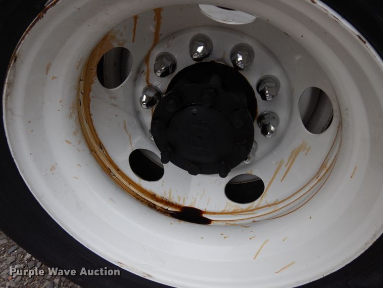 image for item DJ8197 2002 International 9200i  semi truck