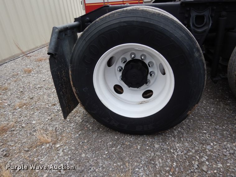 image for item DJ8197 2002 International 9200i  semi truck