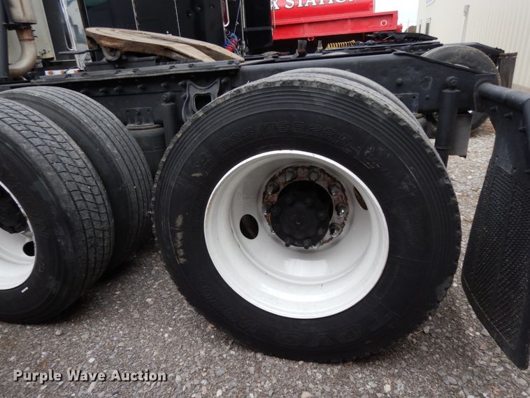 image for item DJ8197 2002 International 9200i  semi truck