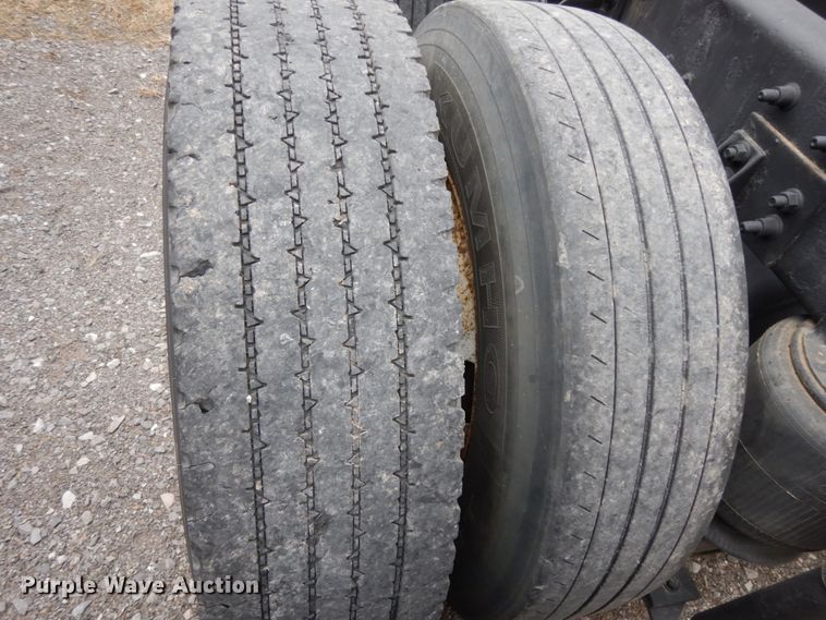 image for item DJ8197 2002 International 9200i  semi truck