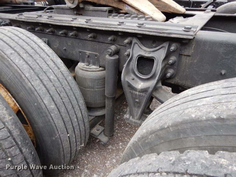 image for item DJ8197 2002 International 9200i  semi truck