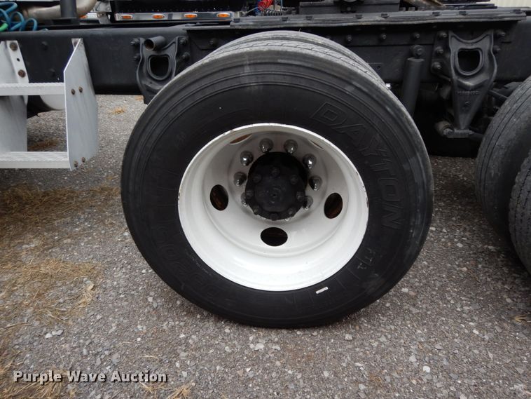 image for item DJ8197 2002 International 9200i  semi truck