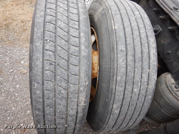 image for item DJ8197 2002 International 9200i  semi truck