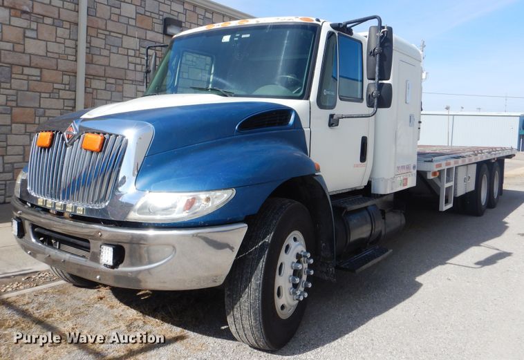 image for item DJ8617 2005 International 4400  flatbed truck