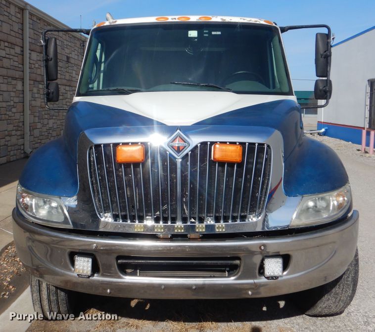 image for item DJ8617 2005 International 4400  flatbed truck