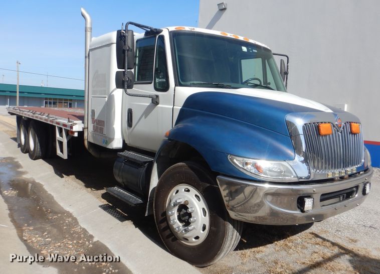 image for item DJ8617 2005 International 4400  flatbed truck