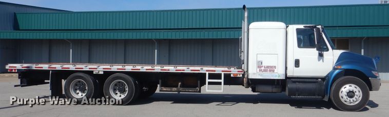 image for item DJ8617 2005 International 4400  flatbed truck