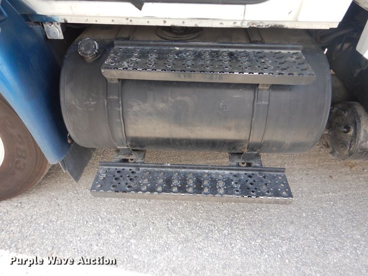 image for item DJ8617 2005 International 4400  flatbed truck