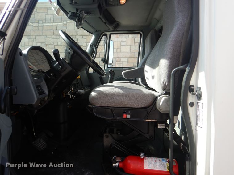 image for item DJ8617 2005 International 4400  flatbed truck