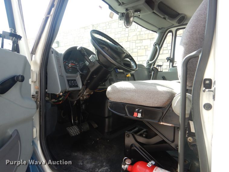 image for item DJ8617 2005 International 4400  flatbed truck