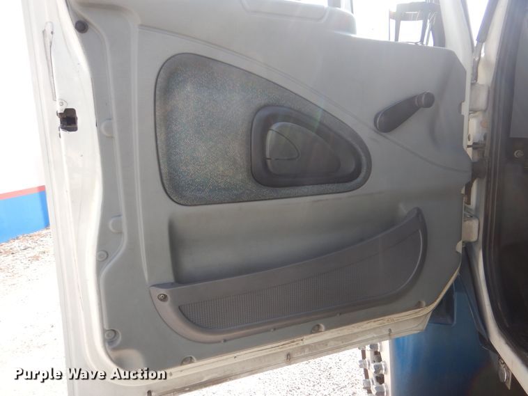 image for item DJ8617 2005 International 4400  flatbed truck