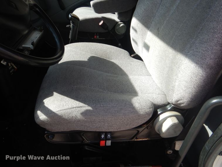 image for item DJ8617 2005 International 4400  flatbed truck