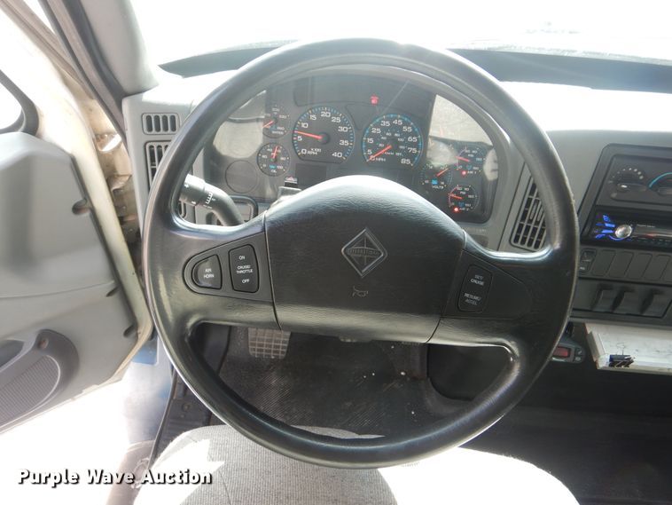 image for item DJ8617 2005 International 4400  flatbed truck