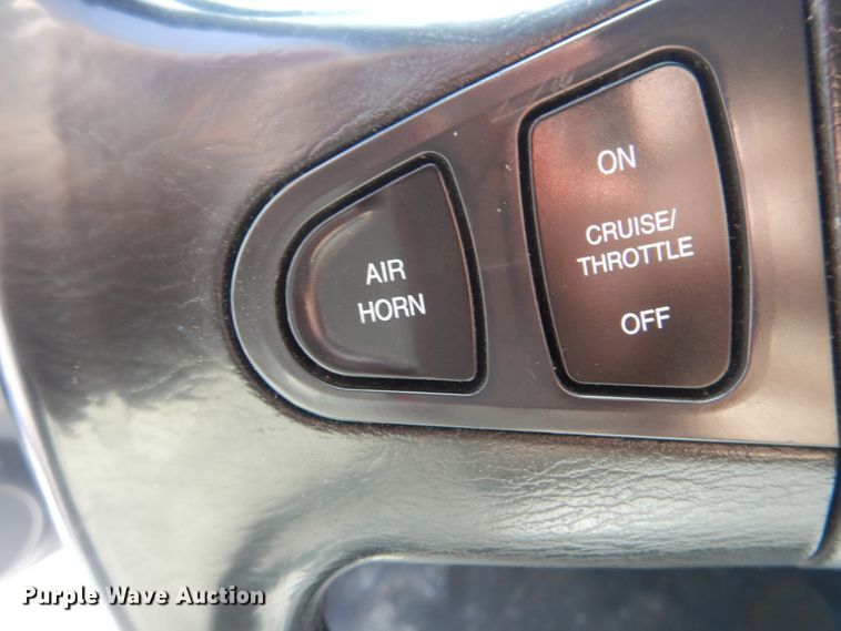 image for item DJ8617 2005 International 4400  flatbed truck