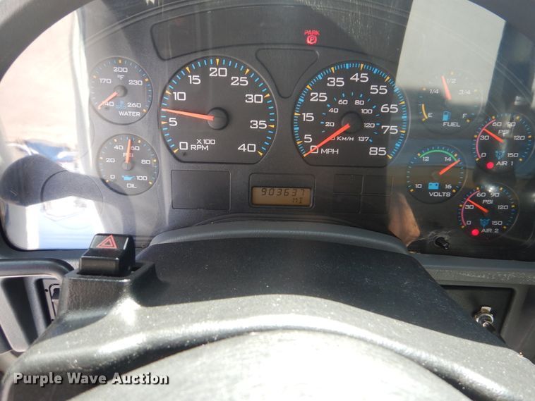 image for item DJ8617 2005 International 4400  flatbed truck